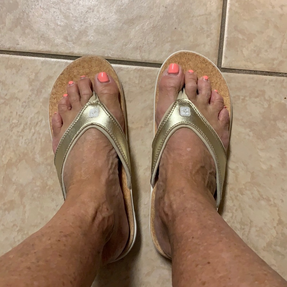 Spenco sz 9 Women gold strap Excellent condition Faux Cork footbed Rubber sole